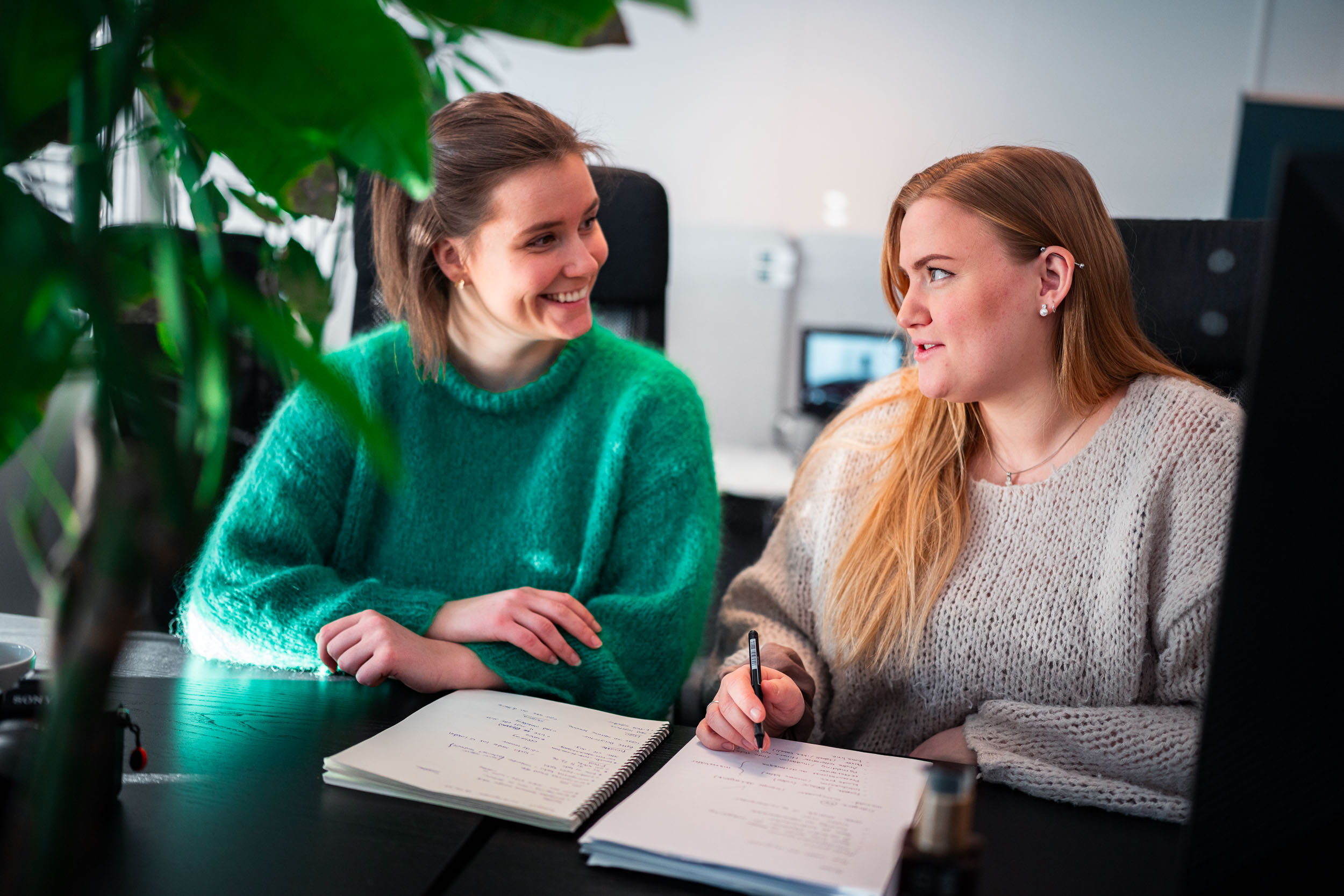 Pia og Sonja fra Akari jobber med å kartlegge en kundereise, nettside