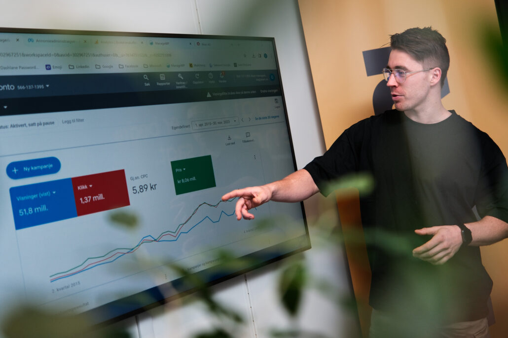 Ole fra Akari viser statistikk på en skjerm, i forbindelse med et kurs om Google annonsering