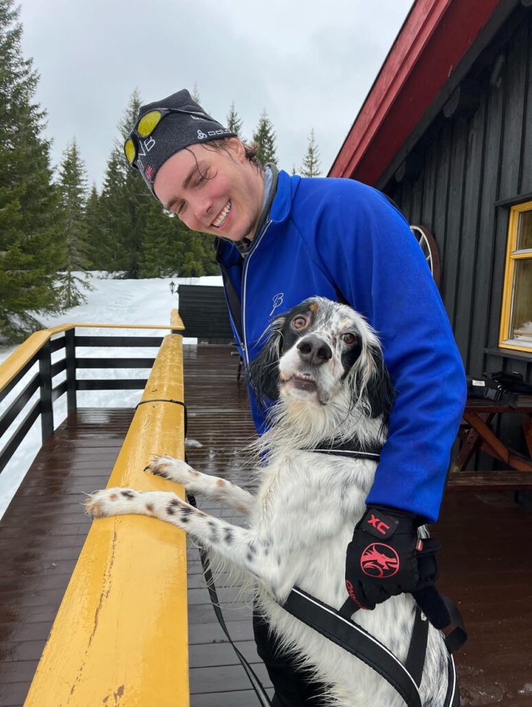 Johannes, selger i Akari, med hund