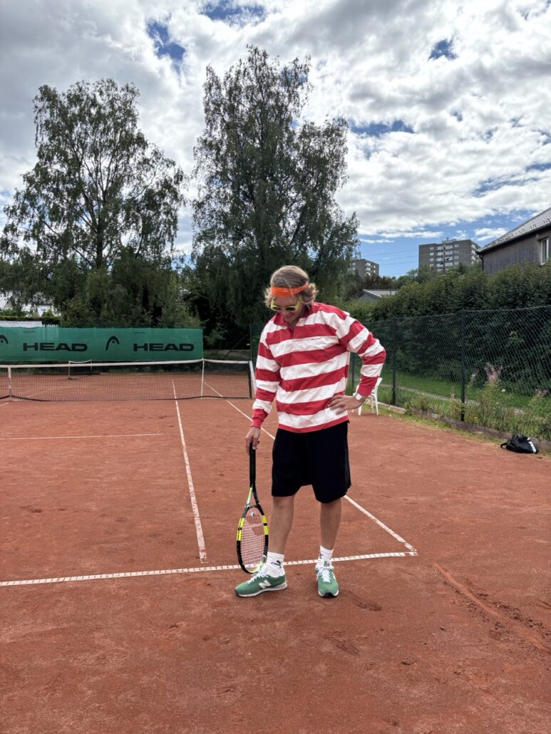 Johannes, selger i Akari, tennis