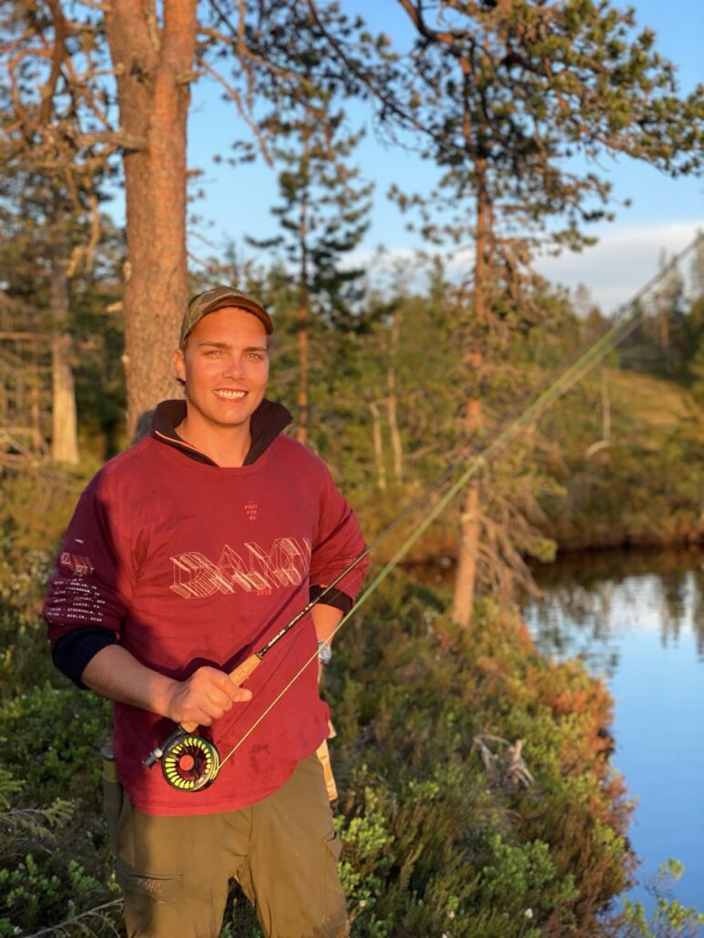 Johannes, selger i Akari, fluefiske