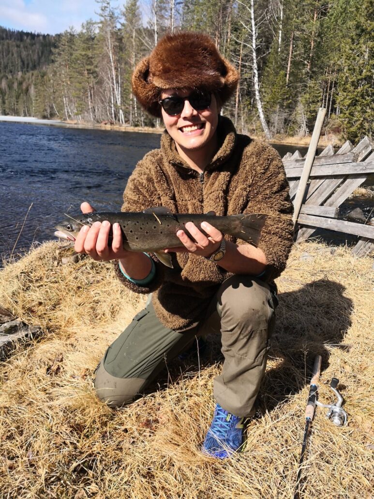Johannes, selger i Akari, med fisk