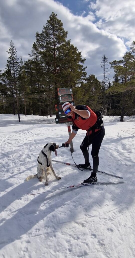 Johannes, selger i Akari, på ski