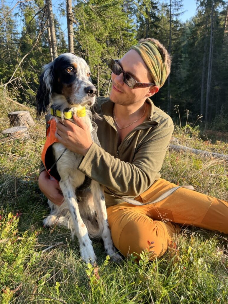 Johannes, selger i Akari, med hund