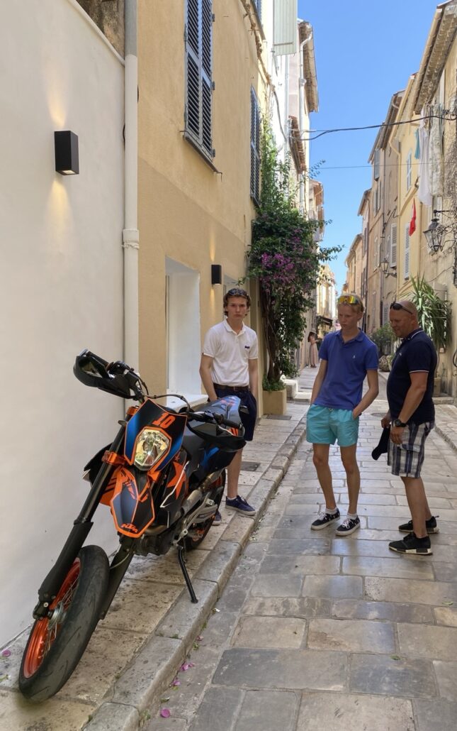 Axel, markedsfører i Akari, med familie og motor