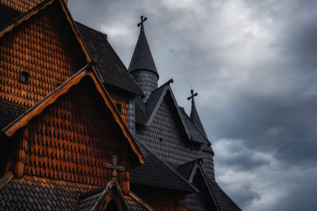 Detaljer av eksteriøret på Heddal Stavkirke.
