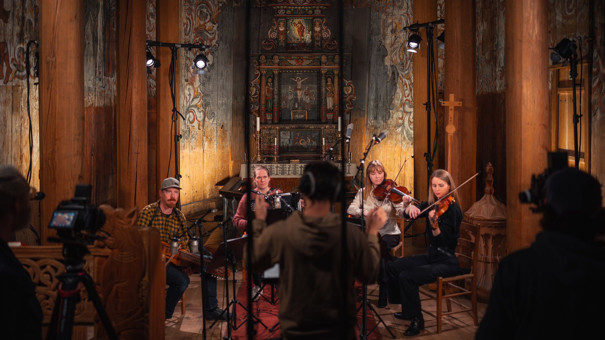 Artister og musikere fra Orchestral Tools sitter inne i Heddal Stavkirke og spiller inn forskjellige instrument-lyder til et sound library.