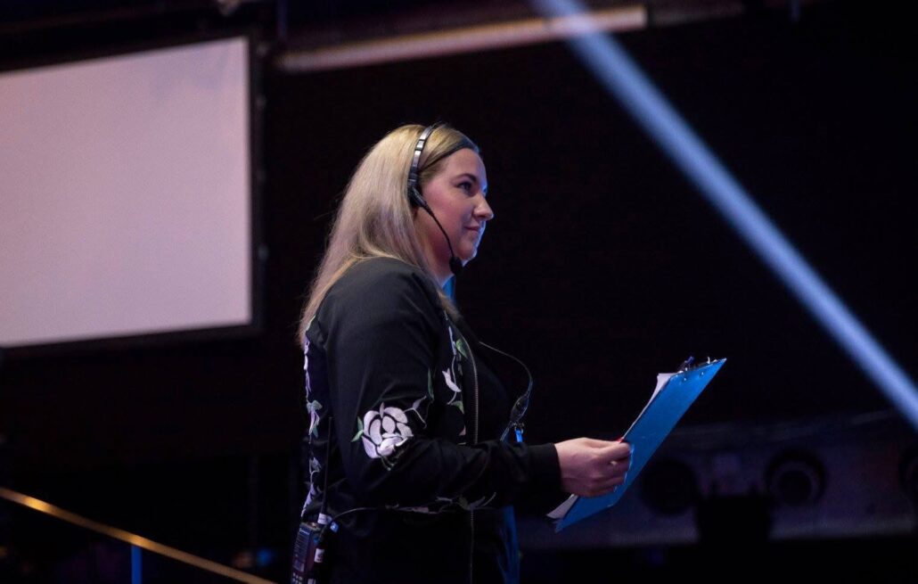 Mari, Akaris produksjonskoordinator, under en TV-produksjon