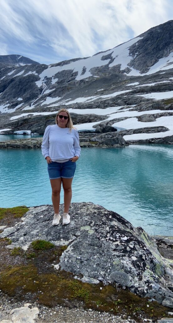 Mari, Akaris prosjektkoordinator foran fjell og vann