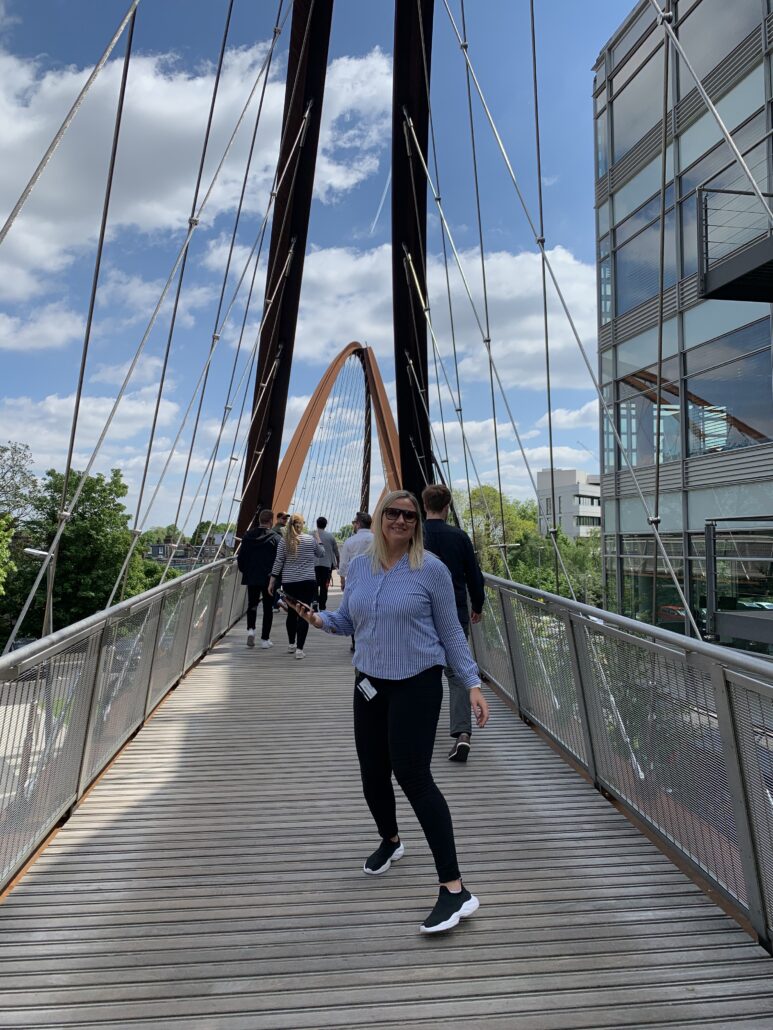 Mari, Akaris prosjektkoordinator på en bro