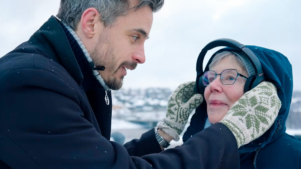 Viggo Venn oppfordrer folk på gata til å lytte til klassisk musikk i forbindelse med Glogerfestspillene i Kongsberg