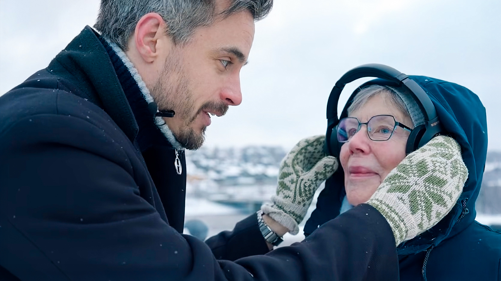 Viggo Venn oppfordrer folk på gata til å lytte til klassisk musikk i forbindelse med Glogerfestspillene i Kongsberg