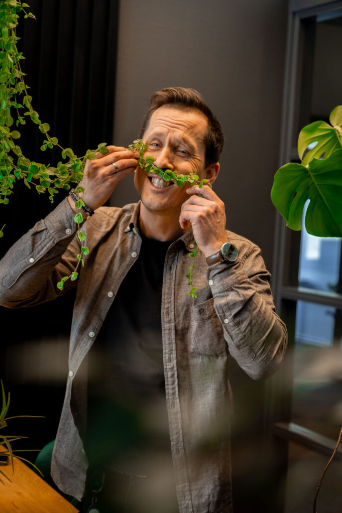 Geir i Akari går under kallenavnet "Plante-Geir" eller bare "Blomster-Finn"