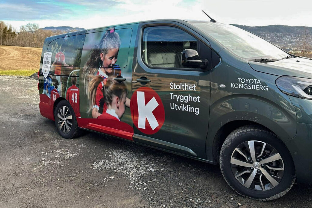 En Toyota varebil med grafisk trykk, designet av Akari for KIF Fotball