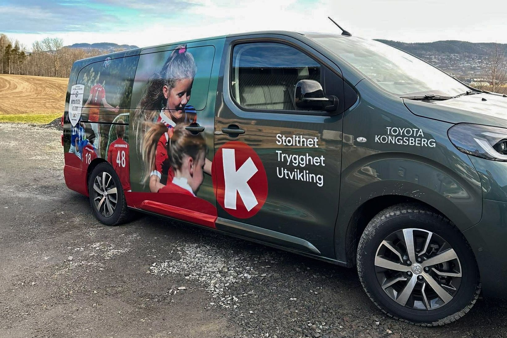 En Toyota varebil med grafisk trykk, designet av Akari for KIF Fotball