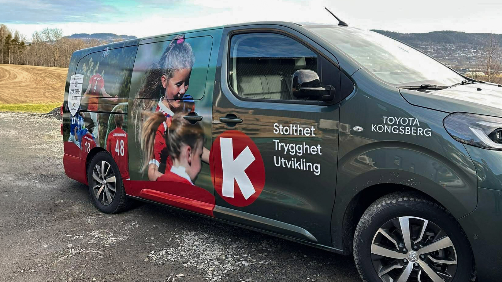 En Toyota varebil med grafisk trykk, designet av Akari for KIF Fotball