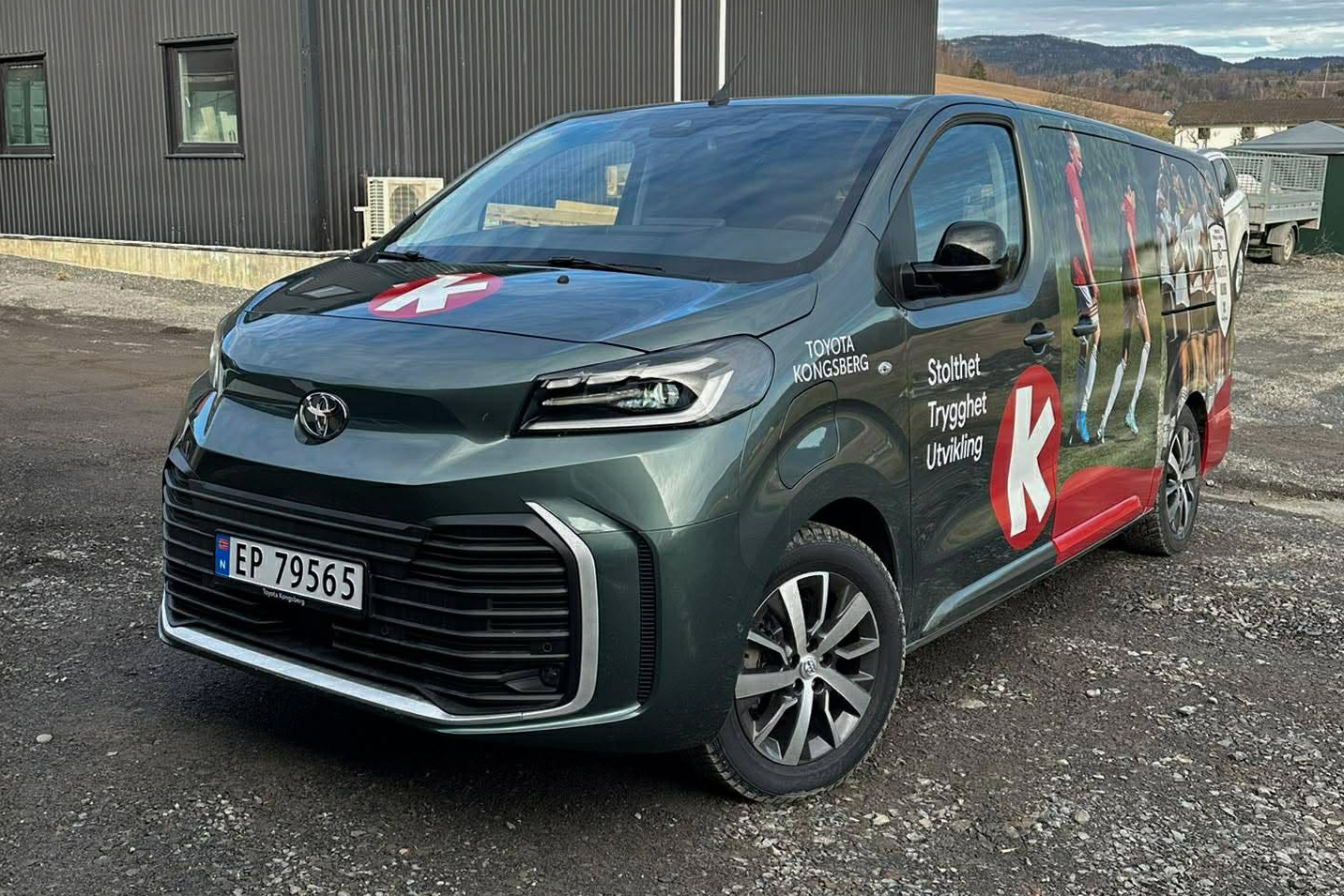 En Toyota varebil med grafisk trykk, designet av Akari for KIF Fotball