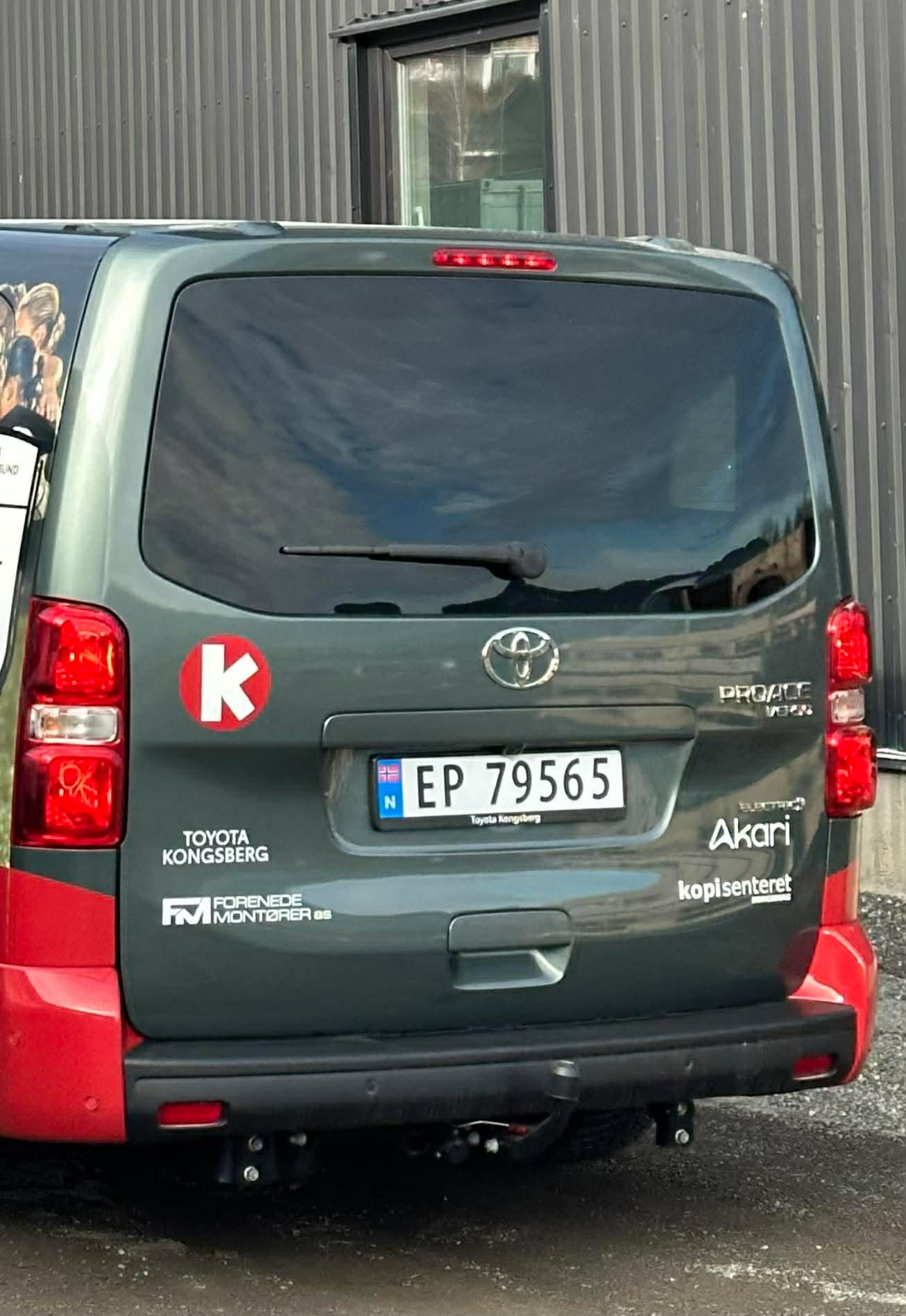 En Toyota varebil med grafisk trykk, designet av Akari for KIF Fotball