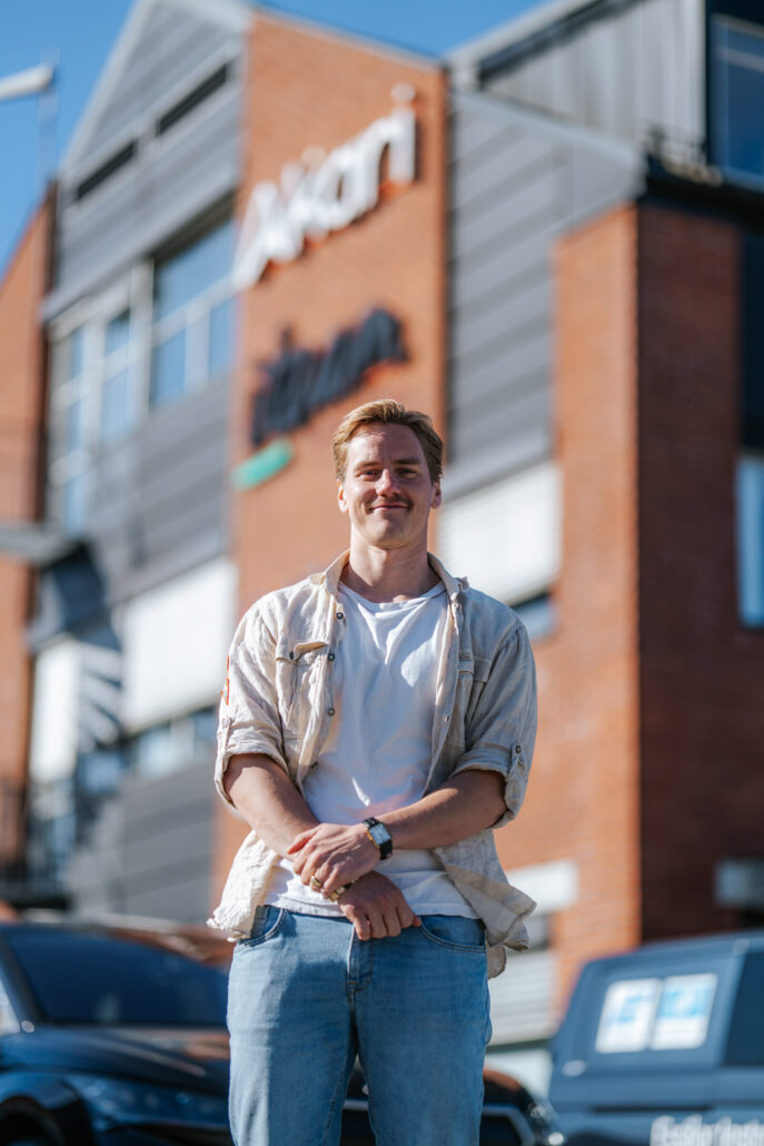 Daniel i Akari står foran bygget til Kongsberg-avdelingen vår