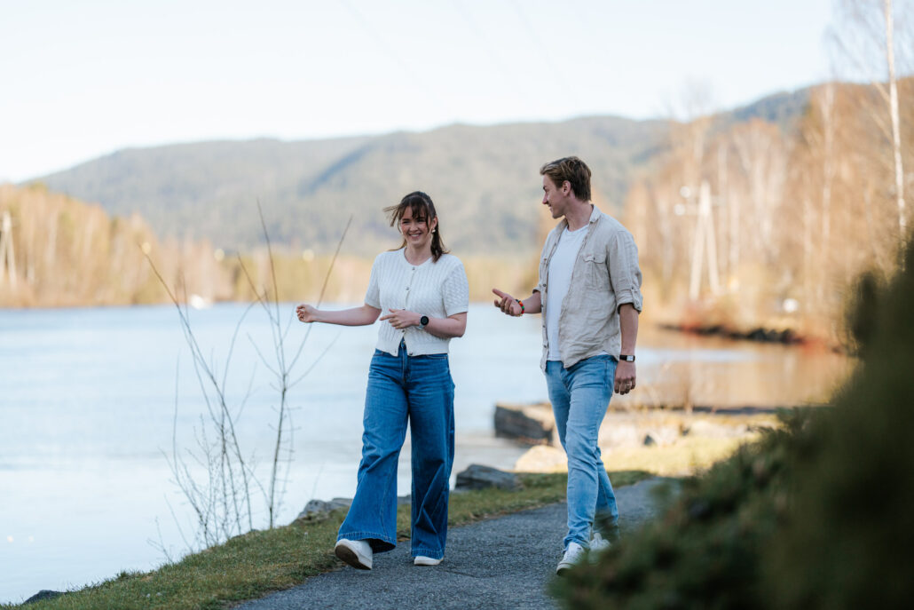 Daniel og Iris i Akari går utendørs