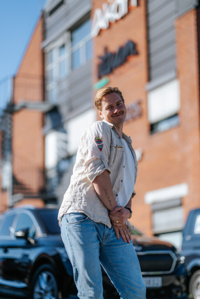 Daniel i Akari står foran bygget til Kongsberg-avdelingen vår