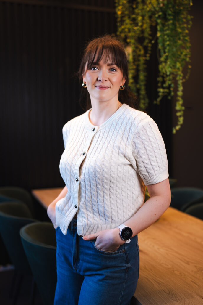 Iris, Digital markedsfører i Akari