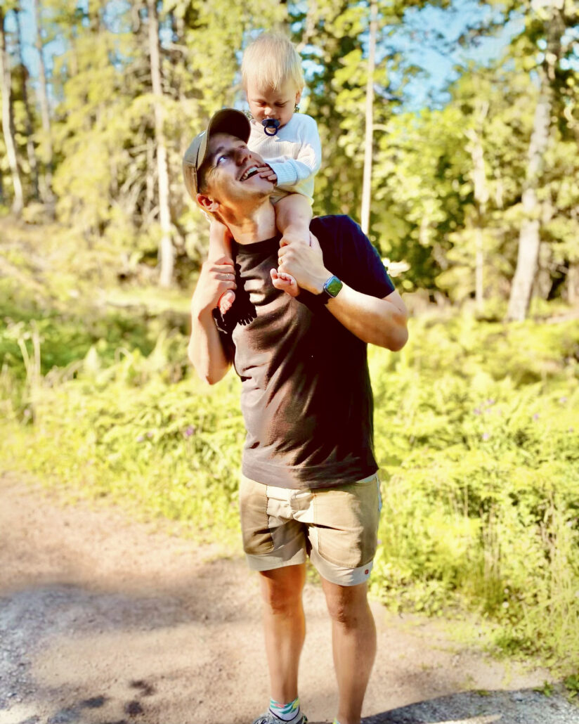 Daniel med sønnen på skuldrene