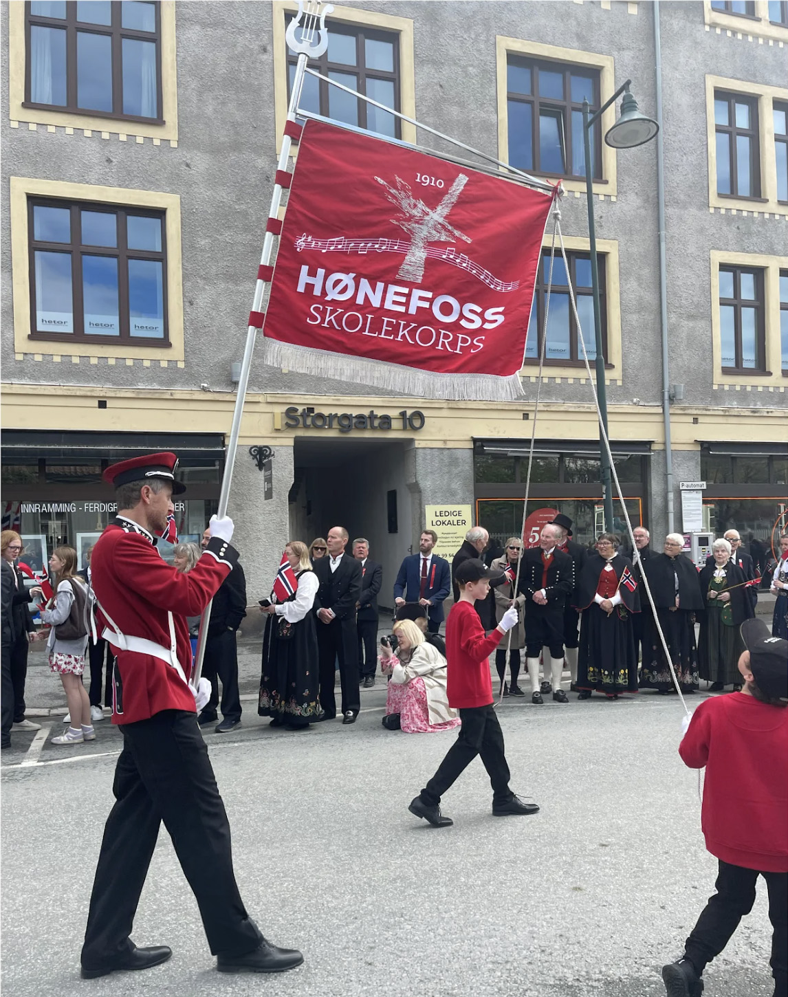 Akari har designet logo og fane for Hønefoss Skolekorps