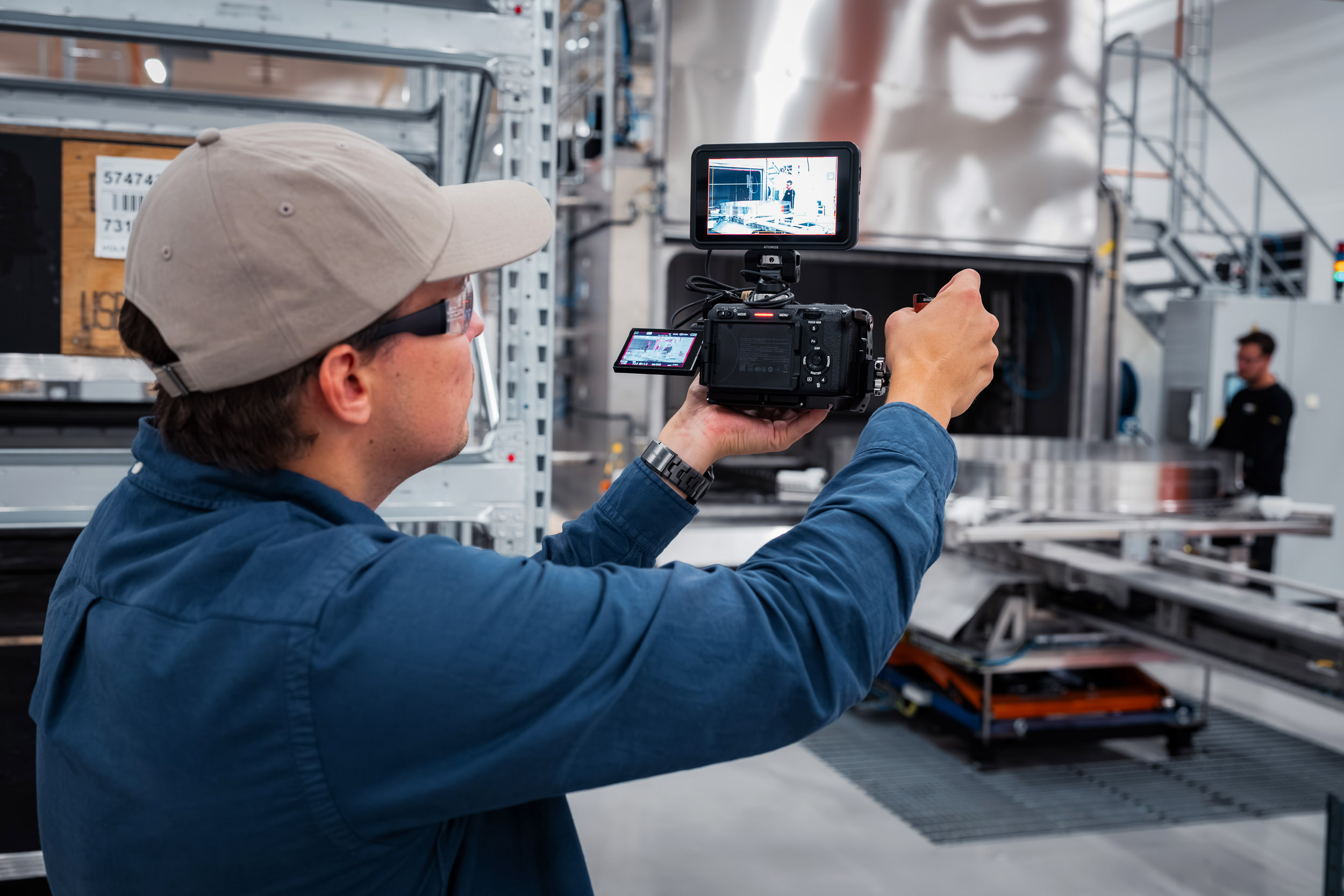 Sondre filmer b-klipp av en ansatt i GKN Aerospace Material Solutions