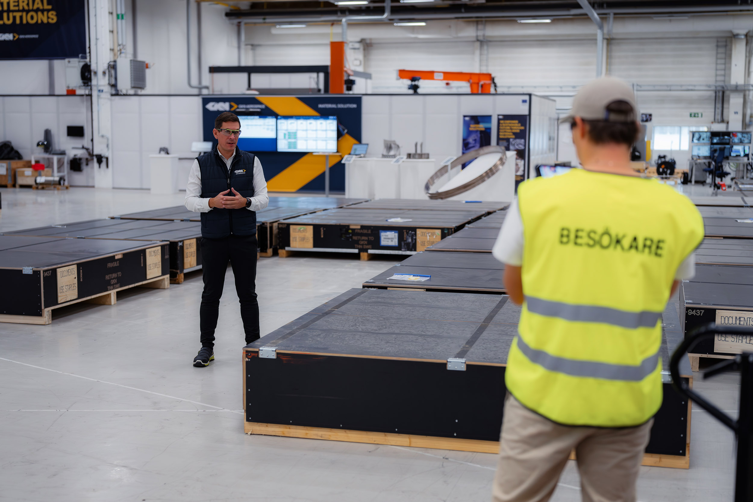 Sondre spiller inn intervju med en ansatt i GKN Aerospace Material Solutions