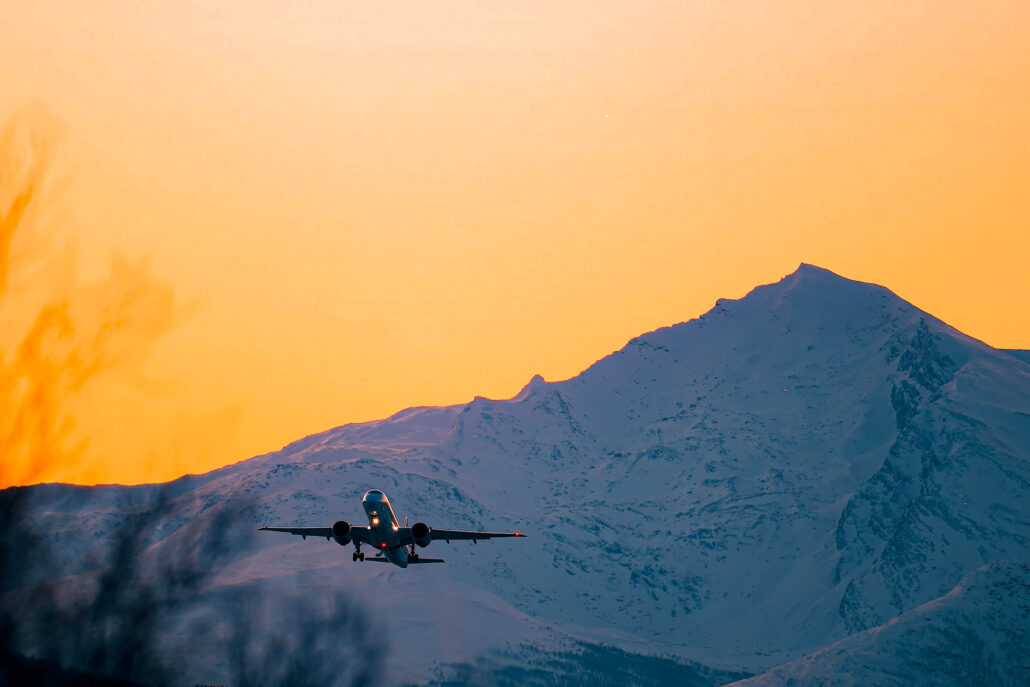 Et Widerøe Embraer E-190 fly tar av på Tromsø Lufthavn, som har 3D-printet motorkomponent fra GKN Aerospace