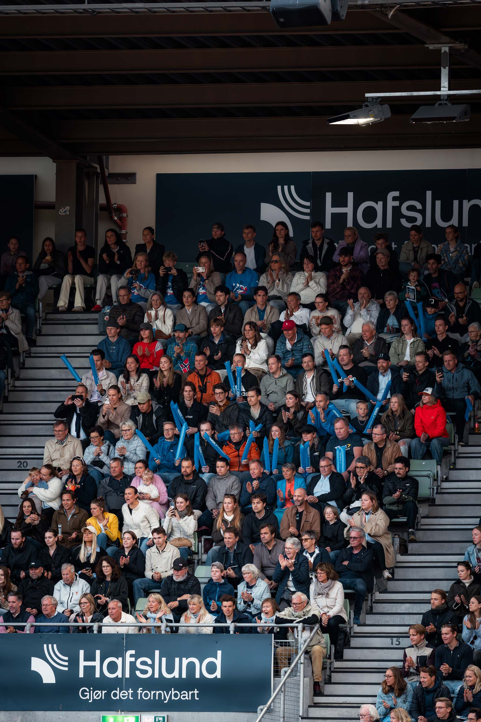 GKN ansatte som heier på tribunen under Bislett Games i 2026
