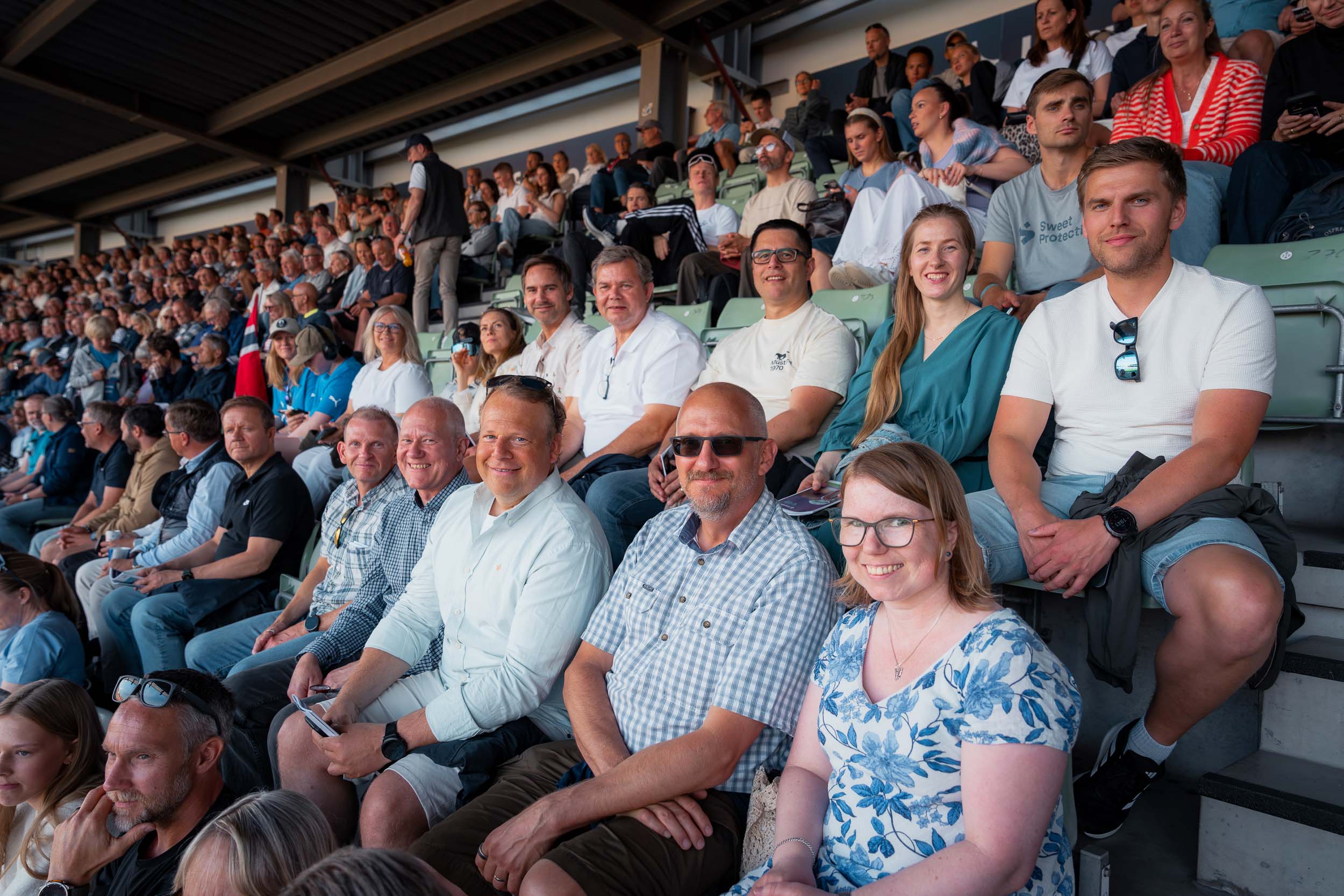 GKN ansatte som hygger seg på tribunen under Bislett Games i 2025
