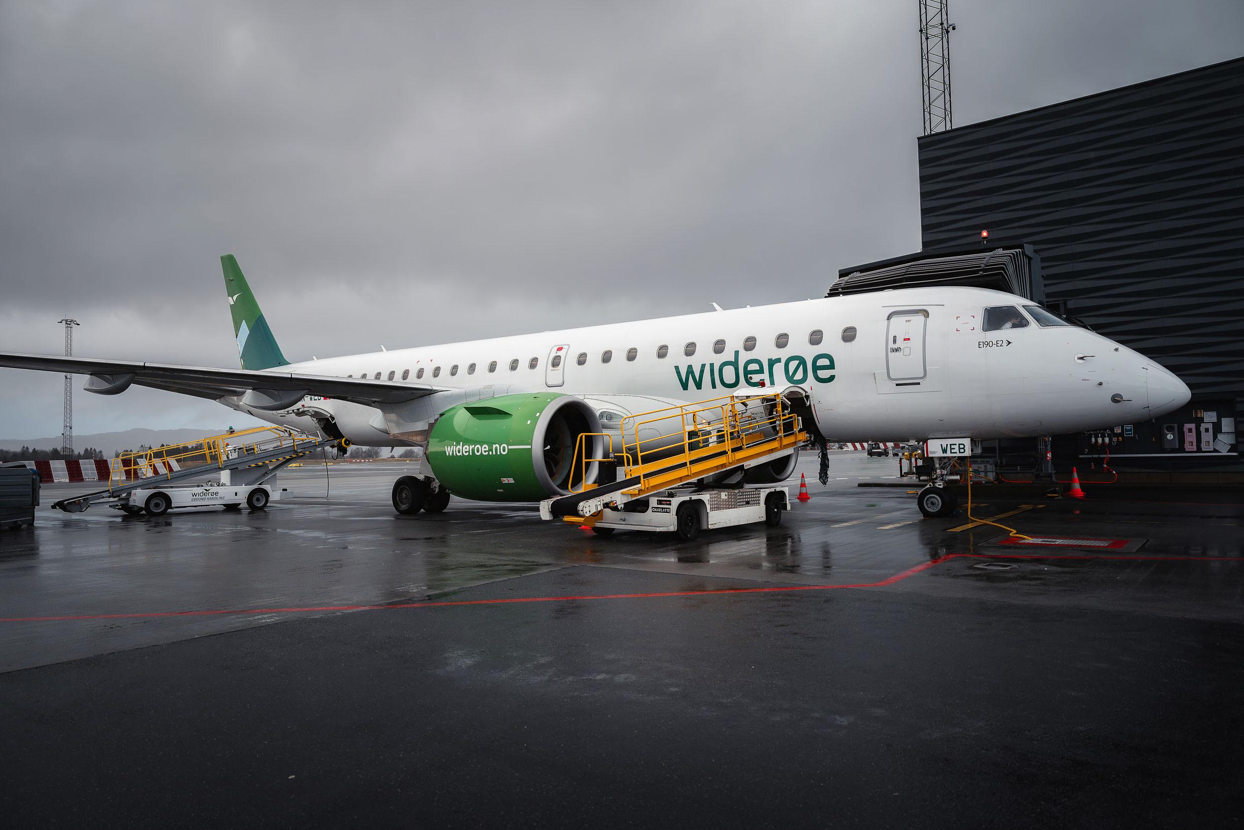 Et Widerøe Embraer E-190 fly på Bergen Lufthavn, som har 3D-printet motorkomponent fra GKN Aerospace