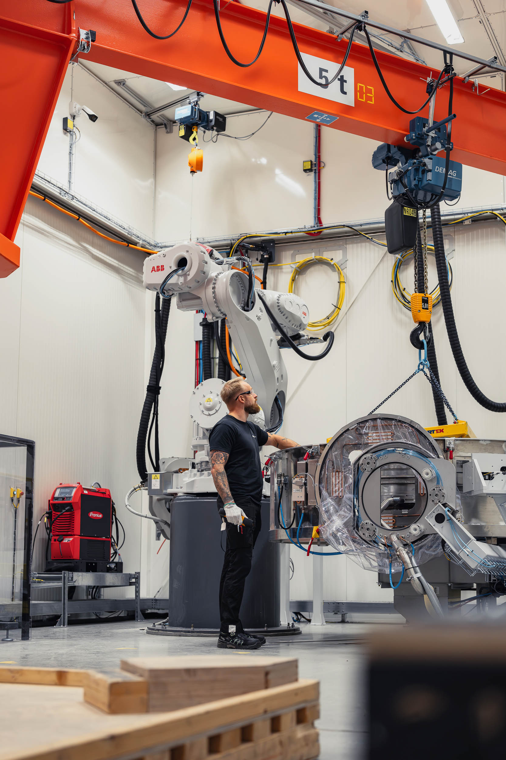 En ansatt i GKN Aerospace i Trollhättan står i en av Aditive Manufacturing cellene