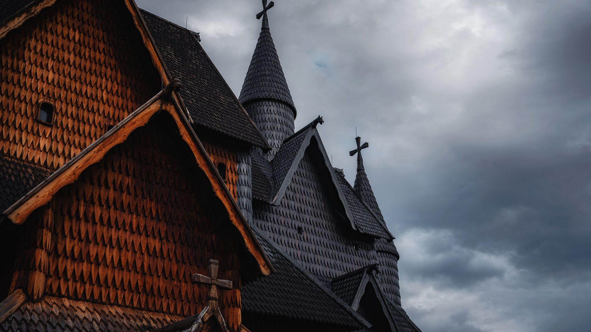 Detaljer av eksteriøret på Heddal Stavkirke.