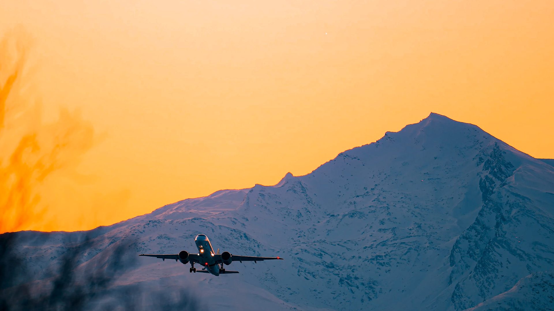 Et Widerøe Embraer E-190 fly tar av på Tromsø Lufthavn, som har 3D-printet motorkomponent fra GKN Aerospace