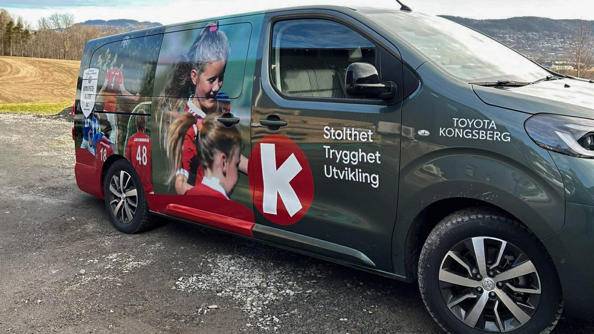 En Toyota varebil med grafisk trykk, designet av Akari for KIF Fotball